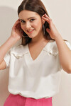 Kadın Beyaz Oversize Fırfırlı V Yaka Örme Bluz HZL23S-BD104581