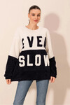 Kadın Lacivert Beyaz Blok EVER SLOW Baskılı Rahat Peluş Sweatshirt HZL23W-BD1554781