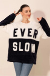 Kadın Lacivert Beyaz Blok EVER SLOW Baskılı Rahat Peluş Sweatshirt HZL23W-BD1554781