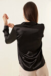 Kadın Siyah Önü Büzgülü Hafif Dökümlü Saten Yüzeyli Gömlek HZL24W-BD1201121